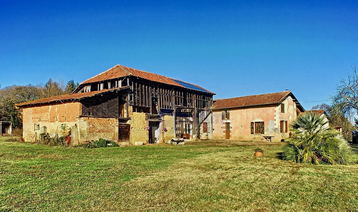 Nice farmhouse w/views of Pyrenees, Abafim Real Estate